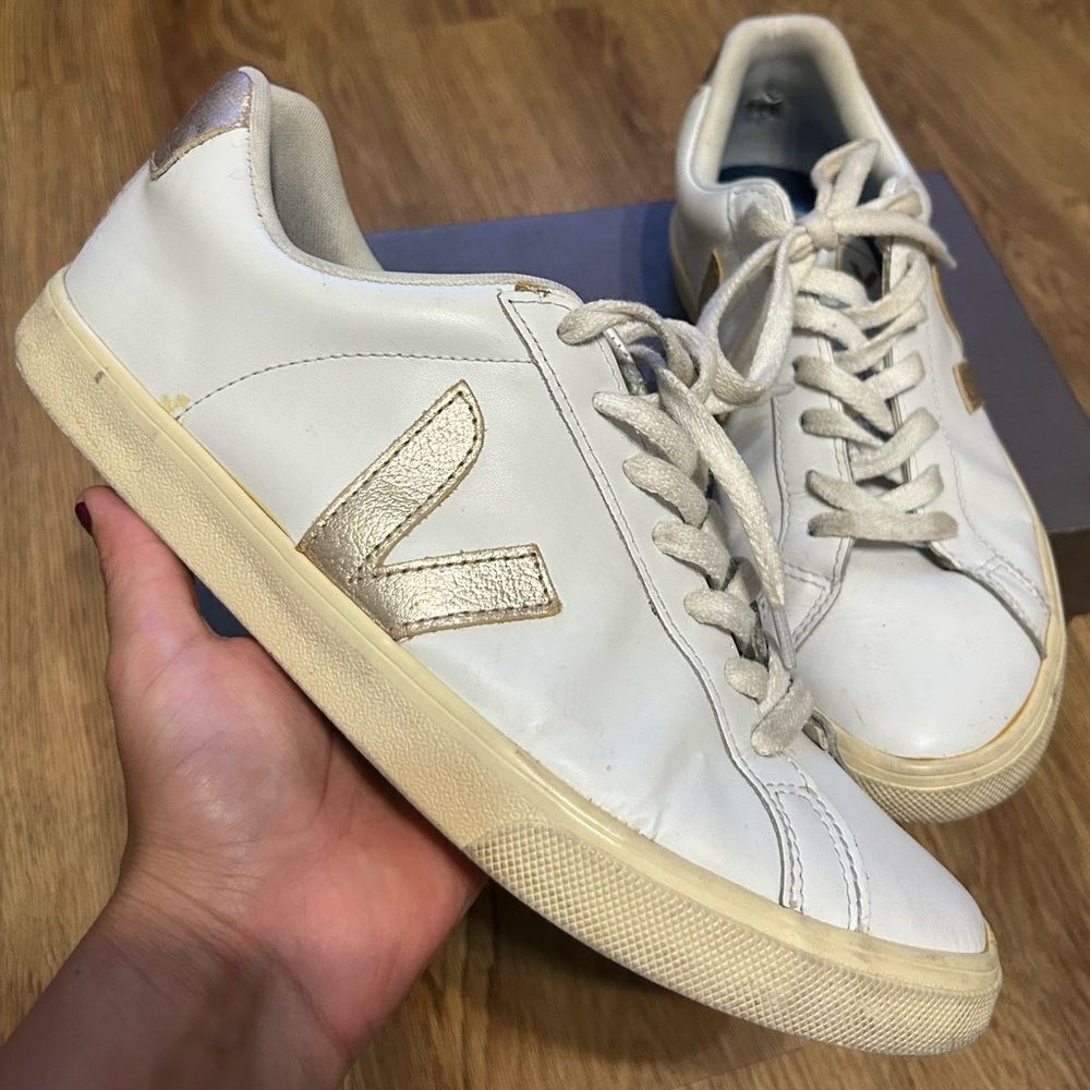 VEJA white gold lace up low top shoes sneakers women’s 10
